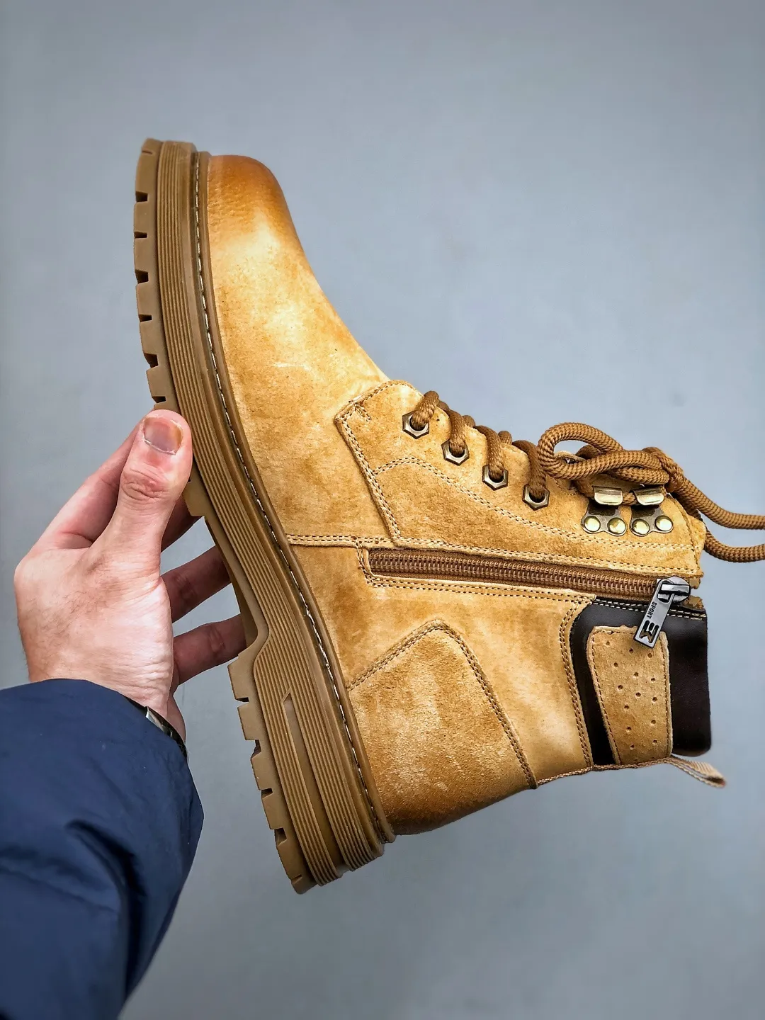 Local 💰560 support store opening new goods 🚀 #Timberland Timberland/Timberland New autumn and winter products Must-have outdoor casual rhubarb boots series for autumn and winter #Guangdong Dachang quality Original box original packaging Fashion and trend matching The fabric is made of Italian 🇮🇹 top matte fine-grained cowhide Light outsole with anti-odor and anti-corrosion genuine leather latex insoles From the outsole to the hardware, all are made from OEM raw materials Same as the original Goodyear's never-opening glue process. Good products don't kill pigs. The quality of the first order is strictly controlled. Exclusively released on the entire network. The quality is beyond doubt. The full set of official website unified packaging gives you a perfect wearing experience. The quality is exquisite and durable. A must-have for sportsmen. Specializes in not looking handsome. High-quality feet feel first-class. This winter, it is specially used for outdoor cold protection. Daily casual matching. Size: 38-44 (leather shoe size)